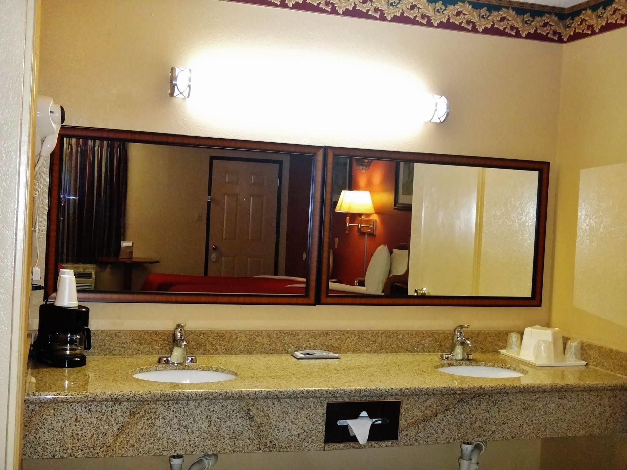 Freer Executive Inn And Studios Zewnętrze zdjęcie